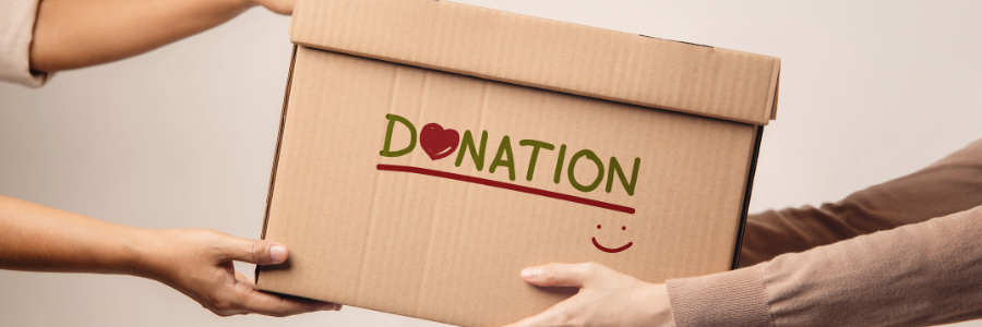 Boxing Day sign with wrapped gifts and a December 26 calendar on a wooden table.